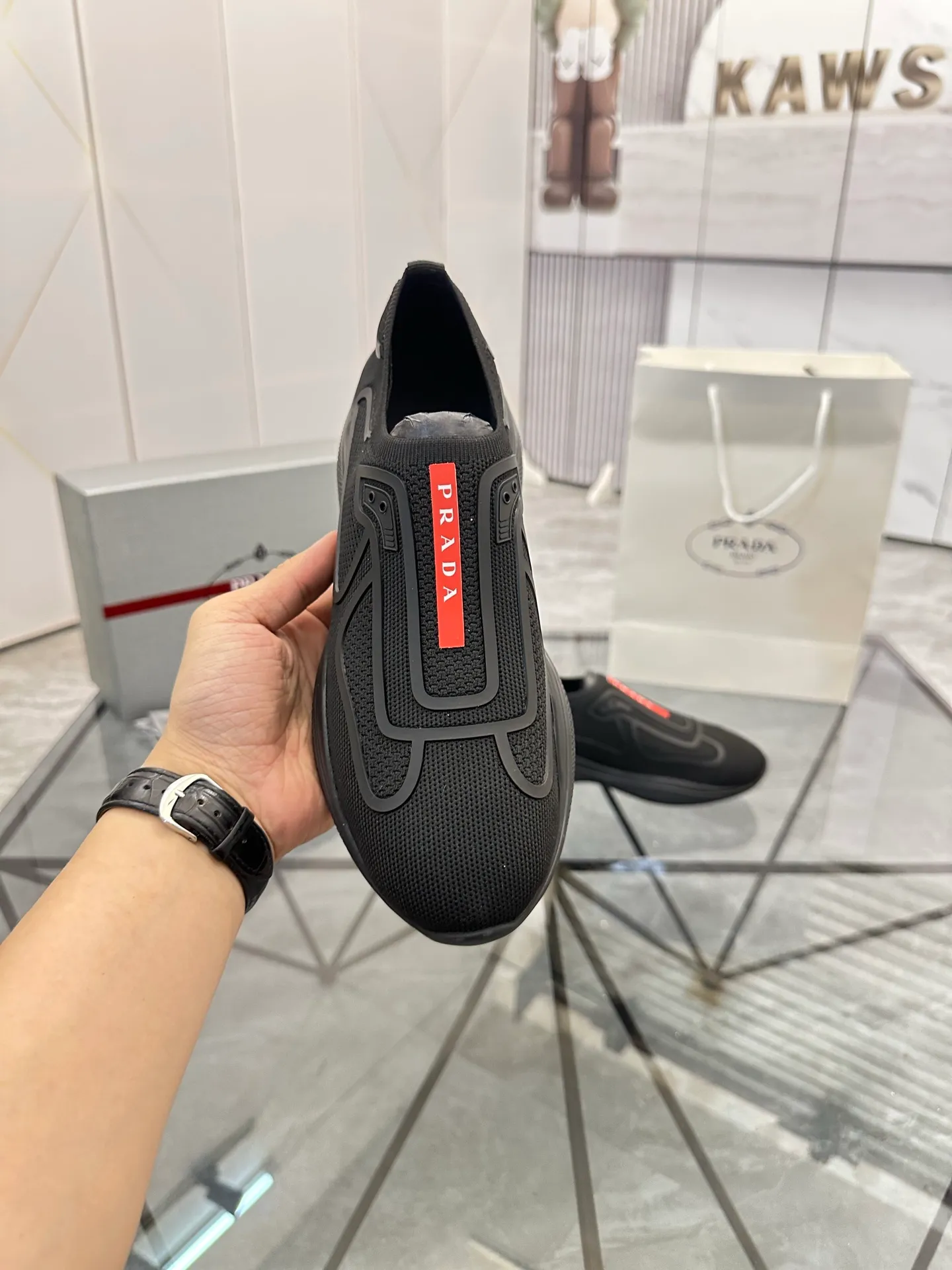 Men's shoes: 💰P460¥ High-end top quality Product trademark: Prada *"Prada*" low-top casual shoes Regular size: 38-45 (can be customized to 46) Product materials: imported original breathable fly knit upper, breathable lining, original outsole. No.: 001